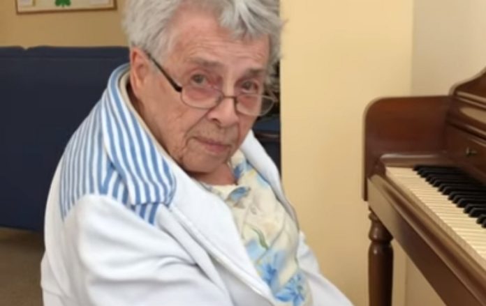 Mulher de 92 anos com demência começa a tocar assim que se senta ao piano