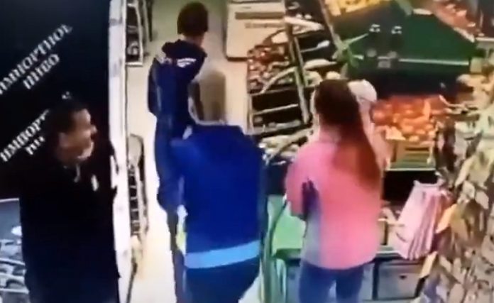 Mulher engana-se e pega no bebé errado no supermercado Mulher engana-se e pega no bebé errado no supermercado