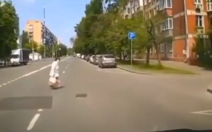 Mulher fica sem roupa ao correr para atravessar a rua Mulher fica sem roupa ao correr para atravessar a rua