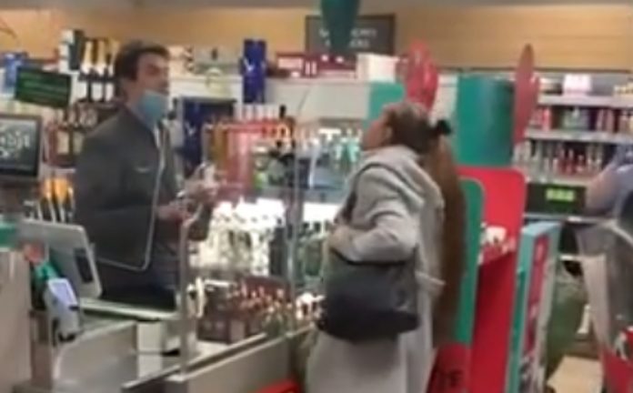 Mulher irrita-se e cospe em funcionário depois de cartão ter sido recusado