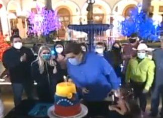 Nicolás Maduro esqueceu-se de tirar a máscara para soprar velas de bolo de aniversário