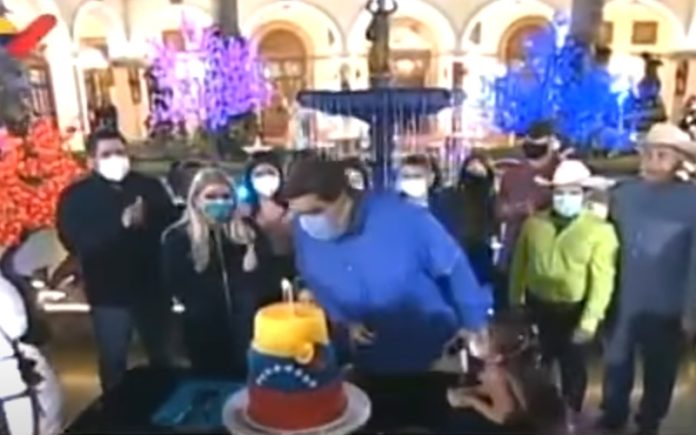 Nicolás Maduro esqueceu-se de tirar a máscara para soprar velas de bolo de aniversário
