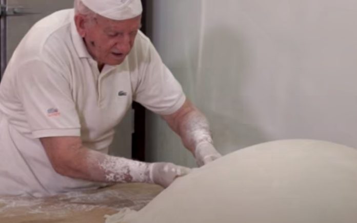Padeiro de 86 anos continua a fazer a massa folhada à mão Padeiro de 86 anos continua a fazer a massa folhada à mão