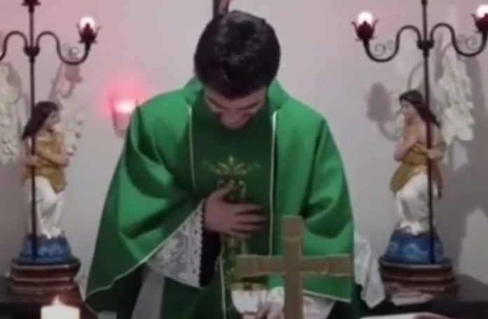 Padre ri-se à gargalhada em live quando corda de guitarra parte Padre ri-se à gargalhada em live quando corda de guitarra parte