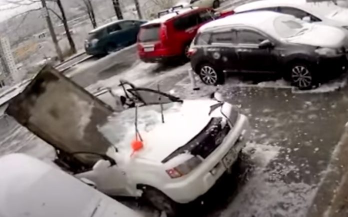 Placa de concreto cai em cima de carro mas condutor consegue fugir Placa de concreto cai em cima de carro mas condutor consegue fugir