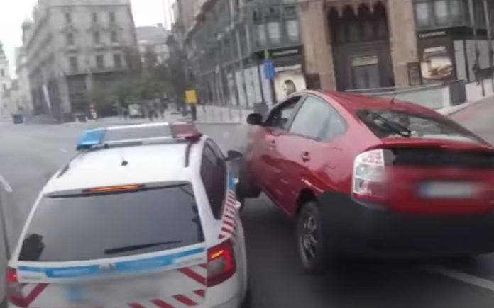 Polícia na Hungria causa grande acidente de carro Polícia na Hungria causa grande acidente de carro