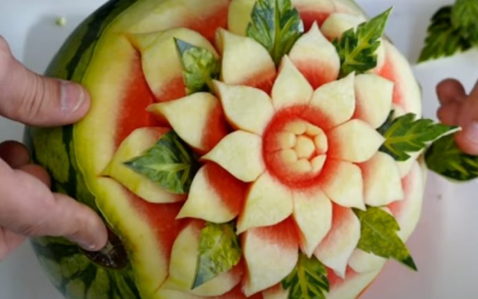 Português encanta com os seus tutoriais de esculturas em frutas