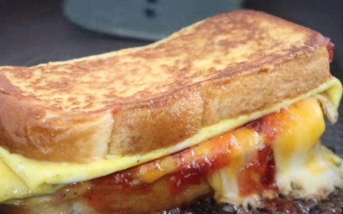 Receita de tosta na frigideira abre o apetite de qualquer um Receita de tosta na frigideira abre o apetite de qualquer um