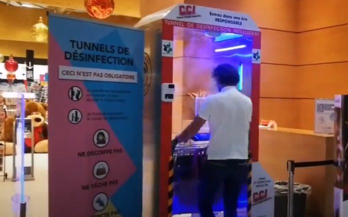 Supermercado francês instala túnel para desinfetar clientes à entrada Supermercado francês instala "túnel" para desinfetar clientes à entrada