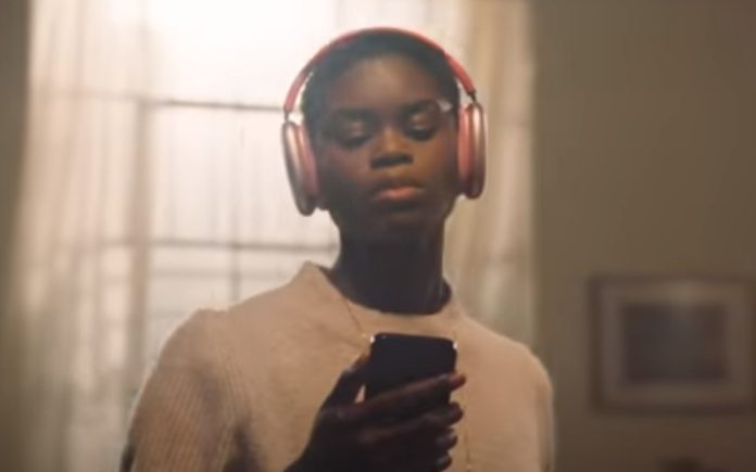 Auscultadores da Apple vão ser vendidos em Portugal por mais de 600 euros Auscultadores da Apple vão ser vendidos em Portugal por mais de 600 euros