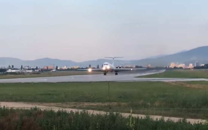 Avião faz decolagem muito arriscada mas consegue no último segundo