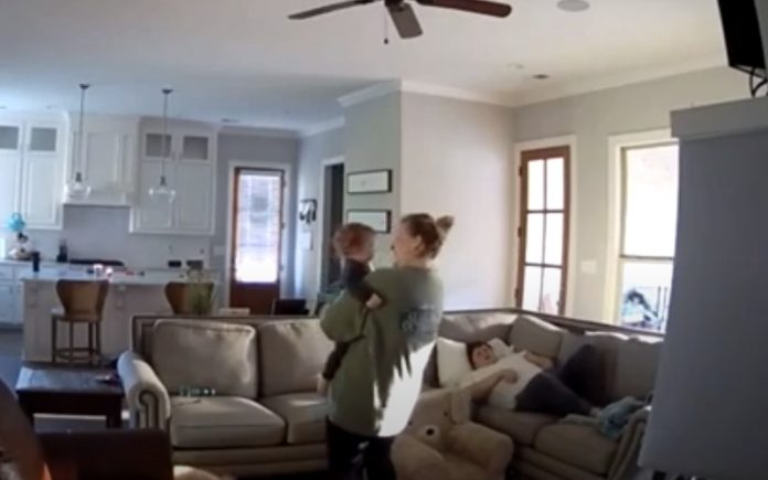 Bebé dá uma mordidela nas partes sensíveis do pai que desata aos berros Bebé dá uma mordidela nas partes sensíveis do pai que desata aos berros