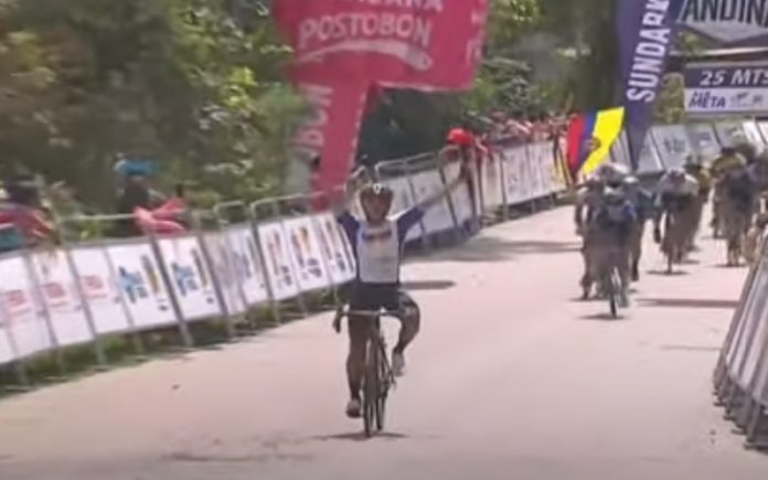Ciclista cai ao festejar com os braços levantados na linha da meta Ciclista cai ao festejar com os braços levantados na linha da meta
