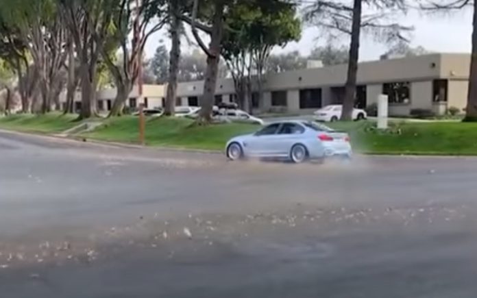 Condutor de BMW M3 perde controlo do carro ao tentar fazer um drift Condutor de BMW M3 perde controlo do carro ao tentar fazer um drift