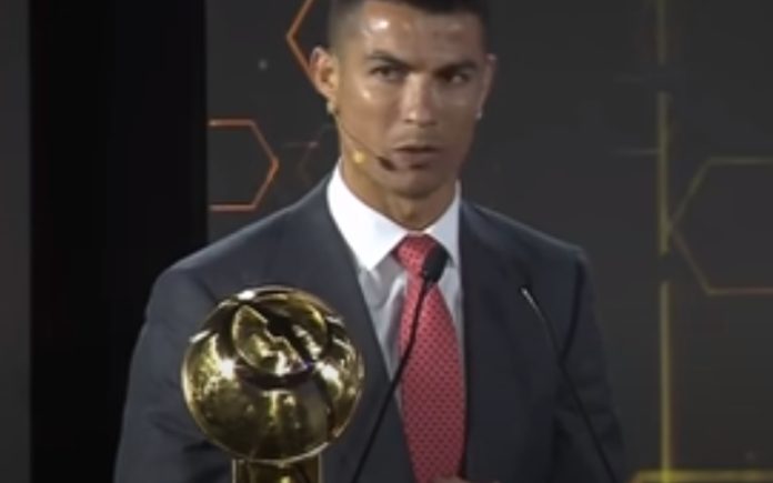Cristiano Ronaldo faz comentário sobre o frio que apresentadora sentia Cristiano Ronaldo faz comentário sobre o frio que apresentadora sentia