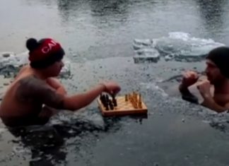 Dois amigos entram em lago gelado e jogam xadrez