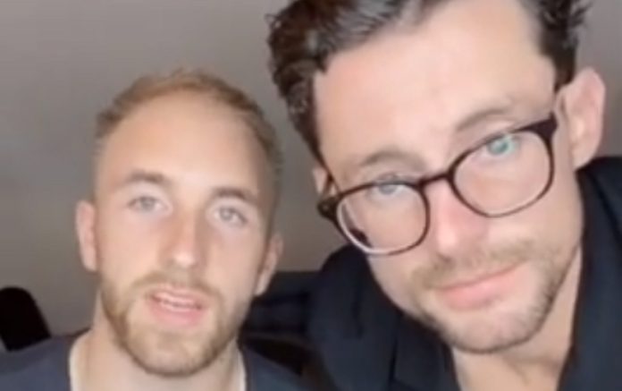 Dois jovens mostram como criar música ao estilo ACDC em apenas 30 segundos Dois jovens mostram como criar música ao estilo AC/DC em apenas 30 segundos