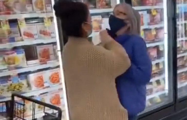 Duas mulheres disputam o último peru num supermercado