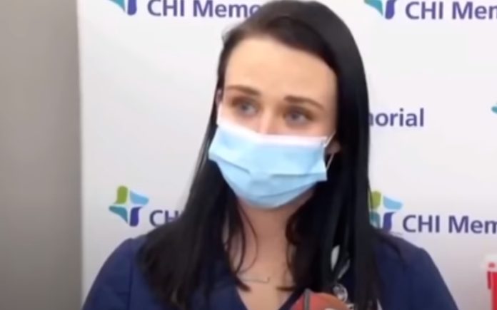 Enfermeira desmaia em conferência de imprensa pouco depois de tomar vacina Enfermeira desmaia em conferência de imprensa pouco depois de tomar vacina