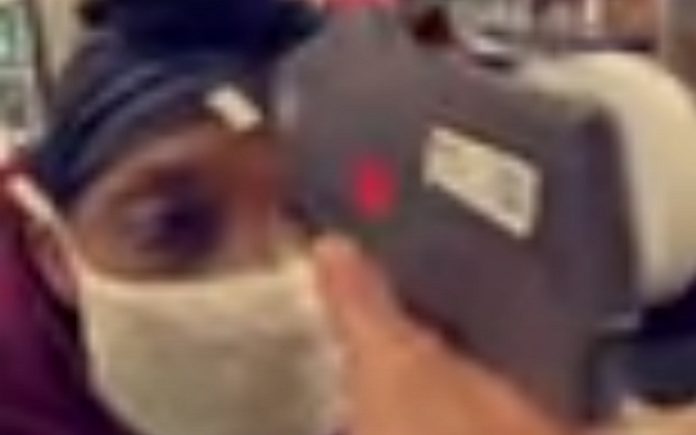 Funcionário brincalhão mede temperatura a cliente com máquina de etiquetar