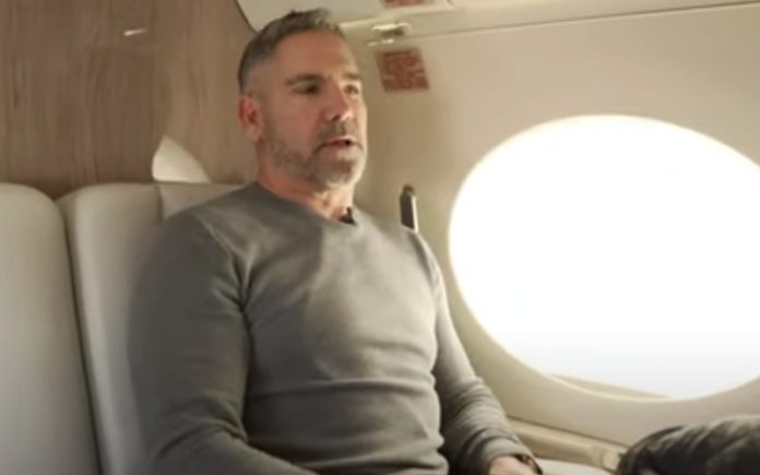 Grant Cardone faz visita guiada a jato privado de 61 milhões Grant Cardone faz visita guiada a jato privado de 61 milhões