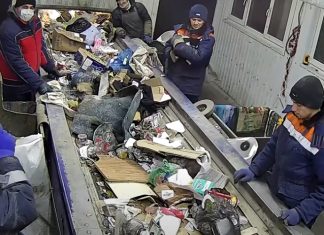 Homem encontra gato dentro de saco quando fazia separação do lixo