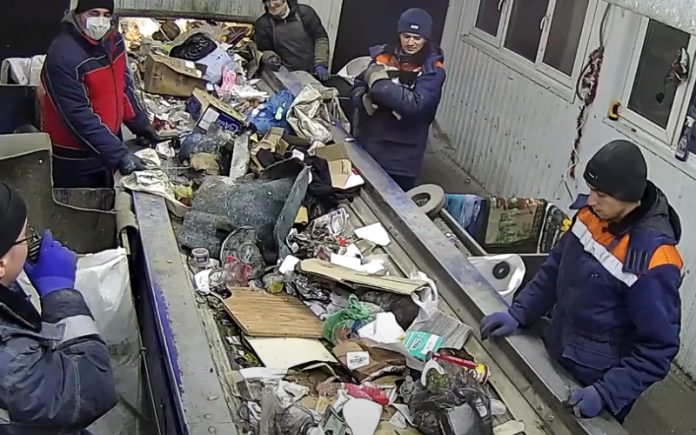 Homem encontra gato dentro de saco quando fazia separação do lixo