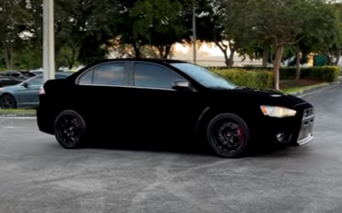 Homem pintou o carro com a cor mais escura que existe Homem pintou o carro com a cor mais escura que existe