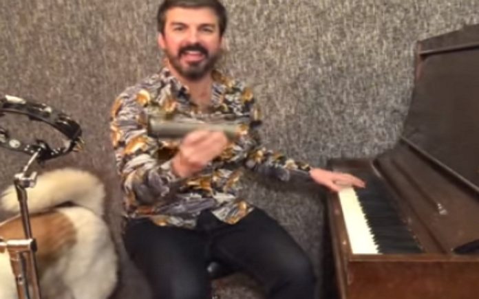 Homem toca “Pump Up The Jam” sozinho, com vários instrumentos Homem toca “Pump Up The Jam” sozinho, com vários instrumentos