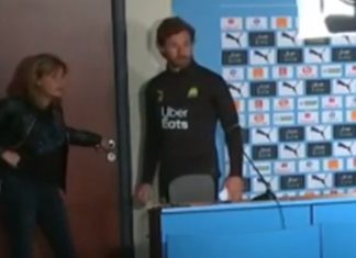 Jornalistas saem de sala de conferência assim que André Villas-Boas chega