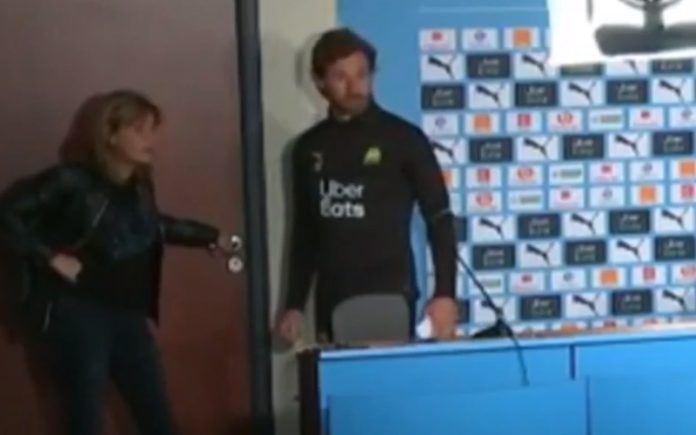 Jornalistas saem de sala de conferência assim que André Villas-Boas chega Jornalistas saem de sala de conferência assim que André Villas-Boas chega