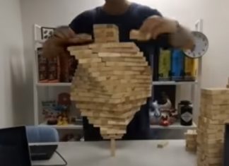 Jovem empilha mais de 1000 blocos jenga sobre uma só peça