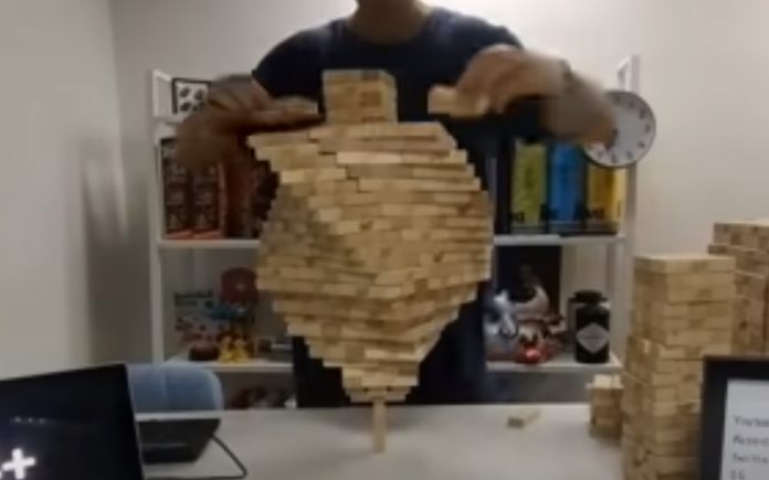 Jovem empilha mais de 1000 blocos jenga sobre uma só peça