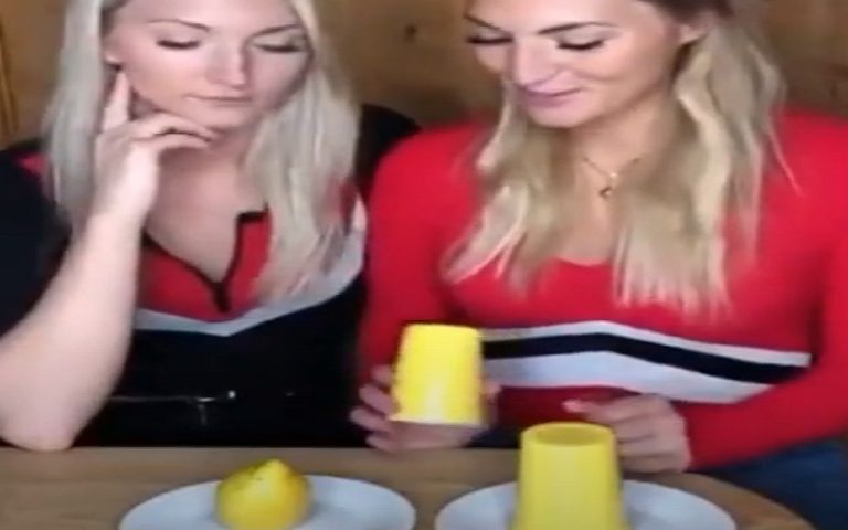Jovem fica incrédula com os dotes de magia da sua amiga