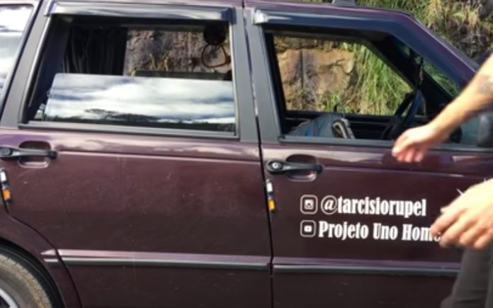 Jovem transforma Fiat Uno numa mini casa, com cama, lavatório e armários Jovem transforma Fiat Uno numa mini casa, com cama, lavatório e armários