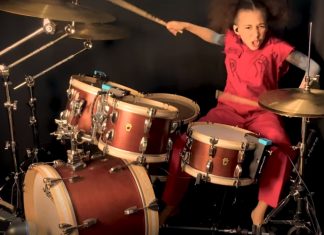 Menina de 10 anos toca música dos Slipknot na bateria com perfeição