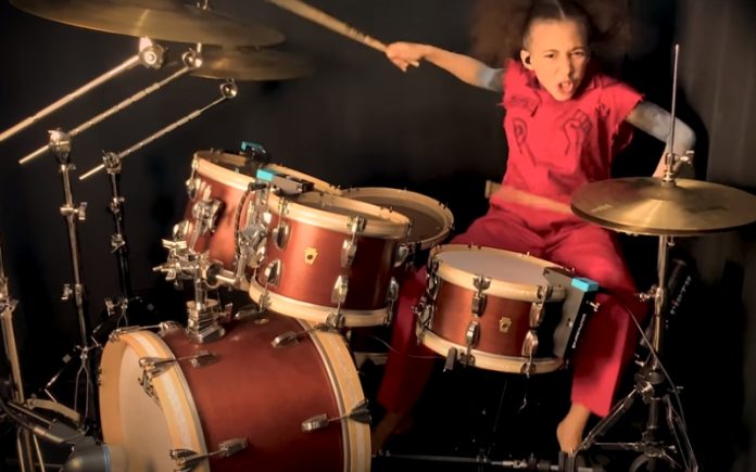 Menina de 10 anos toca música dos Slipknot na bateria com perfeição Menina de 10 anos toca música dos Slipknot na bateria com perfeição