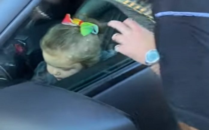 Menina de 2 anos fica trancada dentro de um Maserati Menina de 2 anos fica trancada dentro de um Maserati