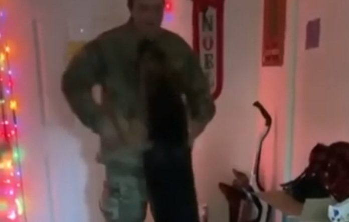 Militar regressa a casa e o seu cão é o primeiro a dar-lhe um abraço