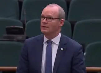 Ministro vai ao Parlamento irlandês dizer às crianças que restrições não são para o Pai Natal Ministro vai ao Parlamento irlandês dizer às crianças que restrições não são para o Pai Natal