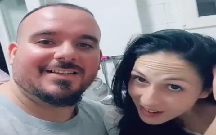 Mulher apanha mensagem da amante quando fazia vídeo com o marido Mulher apanha mensagem da amante quando fazia vídeo com o marido
