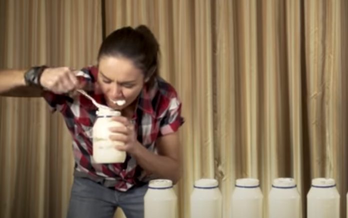 Mulher bate dois recordes mundiais que incluem cachorros quentes e maionese Mulher bate dois recordes mundiais que incluem cachorros quentes e maionese