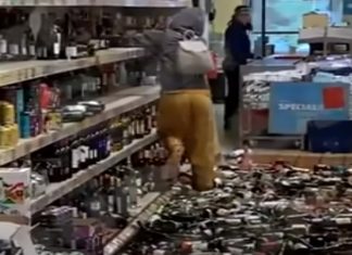 Mulher destrói secção das bebidas em supermercado no Reino Unido