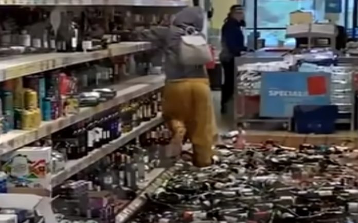 Mulher destrói secção das bebidas em supermercado no Reino Unido Mulher destrói secção das bebidas em supermercado no Reino Unido