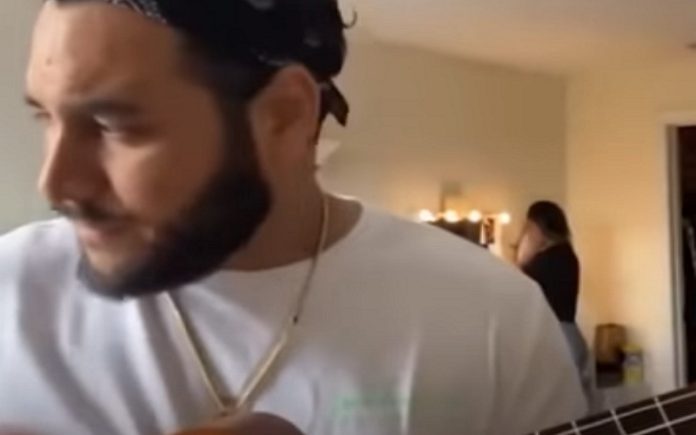 Músico faz sucesso com músicas sobre vida de casal que criou para irritar a mulher Músico faz sucesso com músicas sobre vida de casal que criou para irritar a mulher