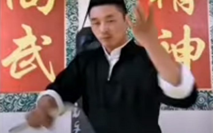 Ninja mostra todo o seu talento com matracas Ninja mostra todo o seu talento com matracas