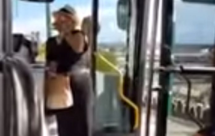 Passageiros enervam-se com mulher que teve atitude racista no autocarro Passageiros enervam-se com mulher que teve atitude racista no autocarro