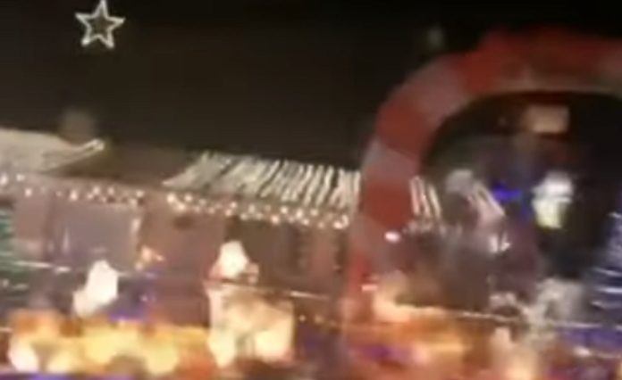 Vizinhos desistem de montar decoração de Natal depois de ver a do lado Vizinhos desistem de montar decoração de Natal depois de ver a do lado