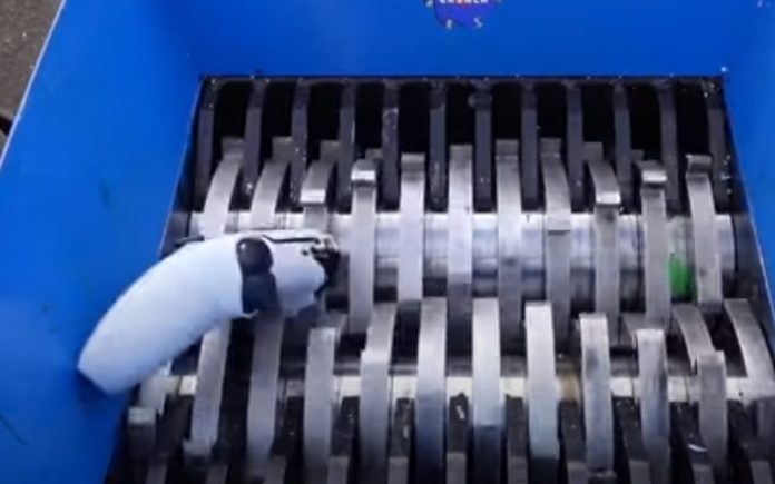 YouTuber destrói Playstation 5 e milhares de internautas ficam indignados YouTuber destrói Playstation 5 e milhares de internautas ficam indignados