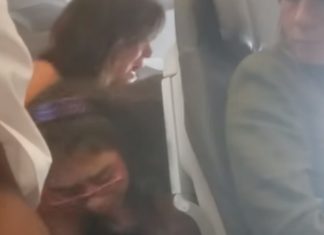 Adolescente faz escândalo no avião por causa do telemóvel